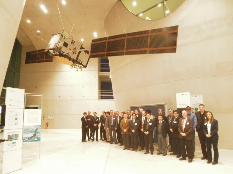 El Grupo de Trabajo sobre Interoperabilidad de los Sistemas de Aumentaci�n Basados en Sat�lites (SBAS) se reuni� en el Centro Aeroespacial Alem�n (DLR) en Oberpfaffenhofen, cerca de M�nich, en 2012, copresidiendo el acto Didier Flament (director del programa EGNOS de la ESA) y Deane Bunce, director del WAAS de Estados Unidos (foto ESA).